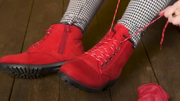 Красивая Женщина Получает Свои Красные Туфли Шнурки Темном Деревянном Фоне — стоковое видео