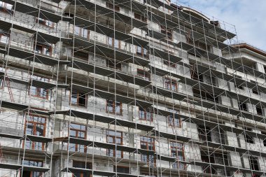 İnşaat, yapı iskeleleri ve beton altında yeni bina