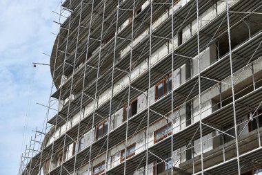 İnşaat, yapı iskeleleri ve beton altında yeni bina