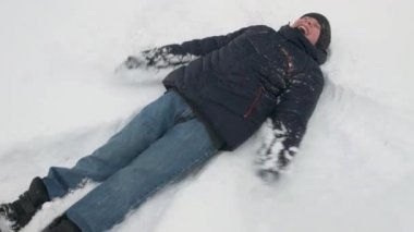 Çocuk Çocuk yalan kar ve kış orman, güzel manzara karlı köknar ağaçları ile eğleniyor