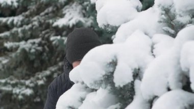 Mutlu çocuk çocuk karlı köknar ağacı dalları, kış orman, güzel manzara ile çalış