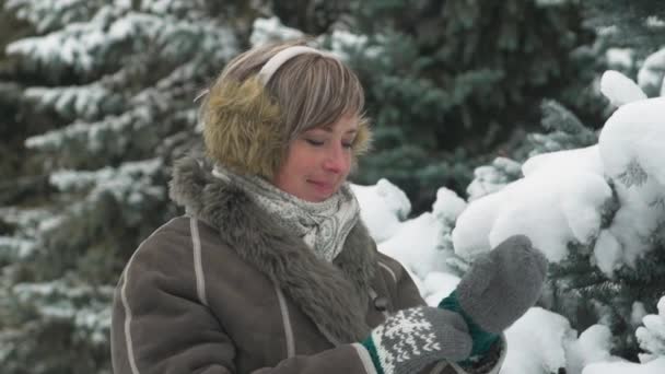 妇女摆姿势在冬天的森林 美丽的风景与雪的冷杉树 — 图库视频影像