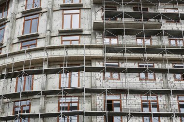 İnşaat, yapı iskeleleri ve beton altında yeni bina