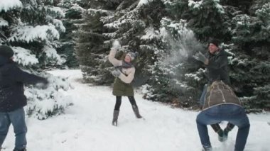 Aile kış orman, karlı köknar ağaçları ile güzel manzara aittir