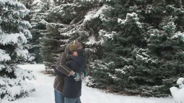 Familia Descansa Bosque Invierno Hermoso Paisaje Con Abetos Nevados — Vídeos de Stock