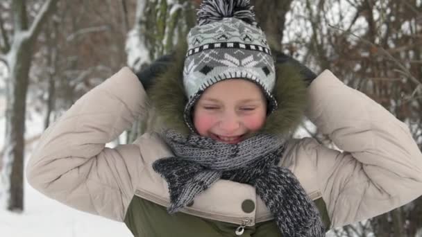愉快的孩子女孩在冬天 — 图库视频影像