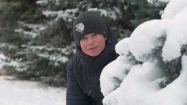 Mutlu çocuk çocuk karlı köknar ağacı dalları, kış orman, güzel manzara ile çalış