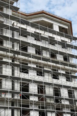 İnşaat, yapı iskeleleri ve beton altında yeni bina