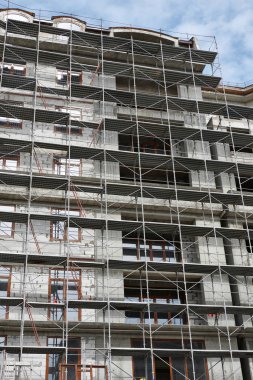 İnşaat, yapı iskeleleri ve beton altında yeni bina