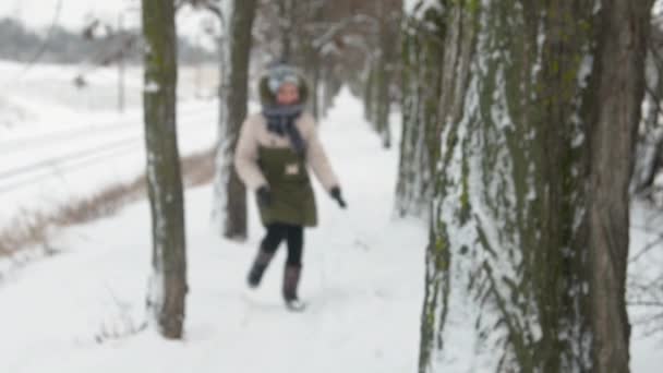 Ευτυχισμένο Παιδί Κορίτσι Τρέχει Μεταξύ Των Δένδρων Και Στη Συνέχεια — Αρχείο Βίντεο