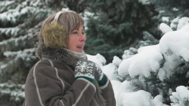 妇女摆姿势在冬天的森林 美丽的风景与雪的冷杉树 — 图库视频影像