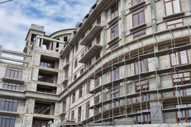 İnşaat, yapı iskeleleri ve beton altında yeni bina