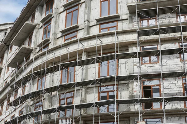 Nşaat Yapı Iskeleleri Beton Altında Yeni Bina — Stok fotoğraf