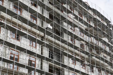 İnşaat, yapı iskeleleri ve beton altında yeni bina