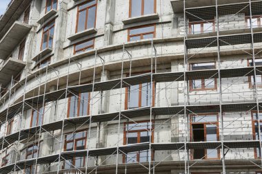 İnşaat, yapı iskeleleri ve beton altında yeni bina