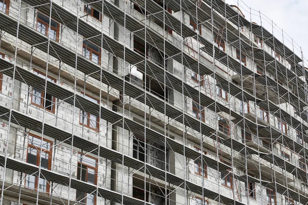 İnşaat, yapı iskeleleri ve beton altında yeni bina