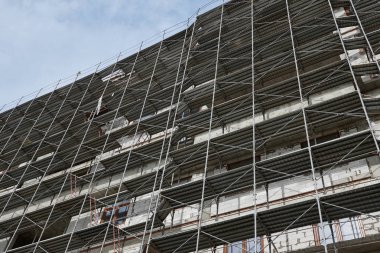 İnşaat, yapı iskeleleri ve beton altında yeni bina