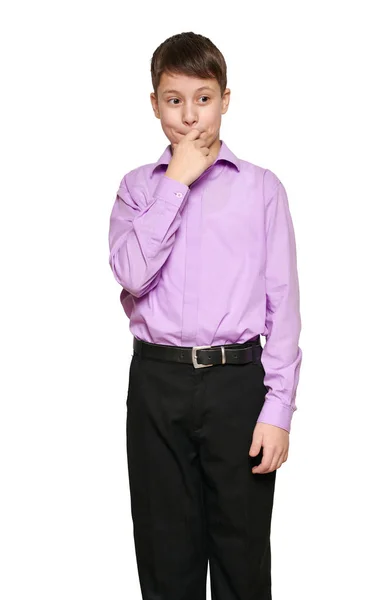 Ragazzo Posa Sfondo Bianco Pantaloni Neri Camicia Viola — Foto Stock