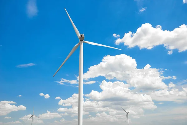 Der Windgenerator Steht Wolkenverhangenen Himmel Ökoenergiekonzept — Stockfoto