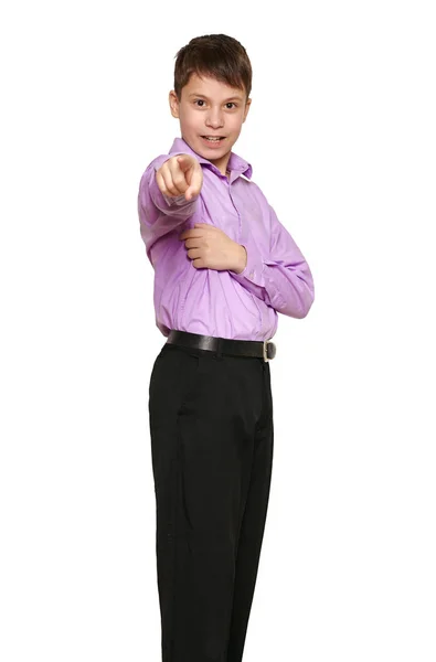 Junge Posiert Auf Weißem Hintergrund Schwarzer Hose Und Lila Hemd — Stockfoto