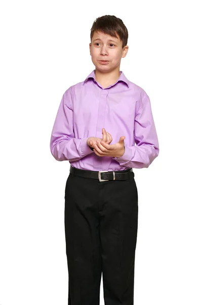 Ragazzo Posa Sfondo Bianco Pantaloni Neri Camicia Viola — Foto Stock