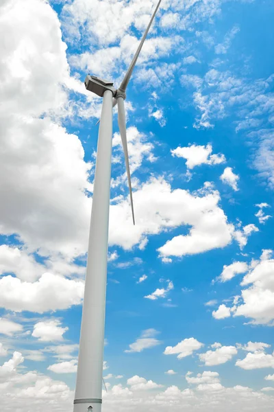 Der Windgenerator Steht Wolkenverhangenen Himmel Ökoenergiekonzept — Stockfoto