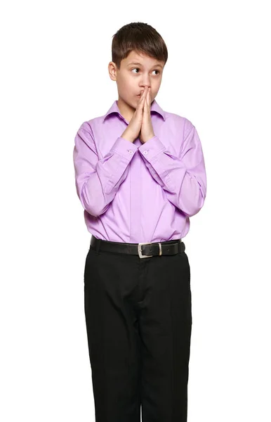 男孩摆在白色背景 黑色长裤和紫色衬衫 — 图库照片