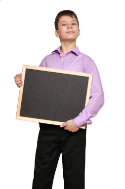 Beyaz arka plan, siyah pantolon ve mor gömlek üzerinde poz çocuk