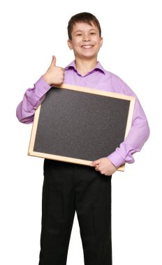 Beyaz arka plan, siyah pantolon ve mor gömlek üzerinde poz çocuk