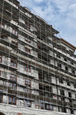 İnşaat, yapı iskeleleri ve beton altında yeni bina