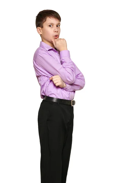 Niño Posando Sobre Fondo Blanco Pantalones Negros Camisa Morada — Foto de Stock