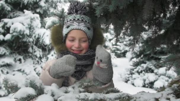 Gelukkig Kind Meisje Staat Onder Fir Tree Speelt Met Handgemaakte — Stockvideo