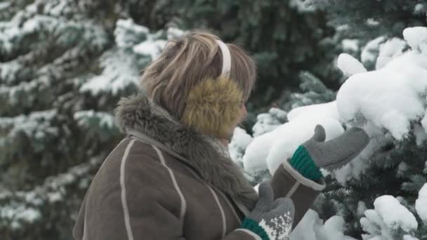 Γυναίκα Θέτοντας Χειμώνας Δάσος Πανέμορφο Τοπίο Χιονισμένα Έλατα — Αρχείο Βίντεο