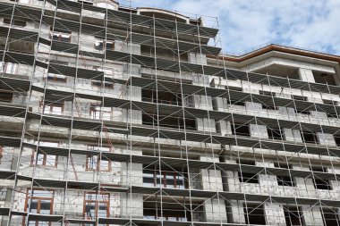 İnşaat, yapı iskeleleri ve beton altında yeni bina