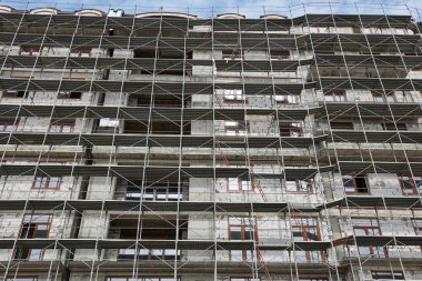 İnşaat, yapı iskeleleri ve beton altında yeni bina