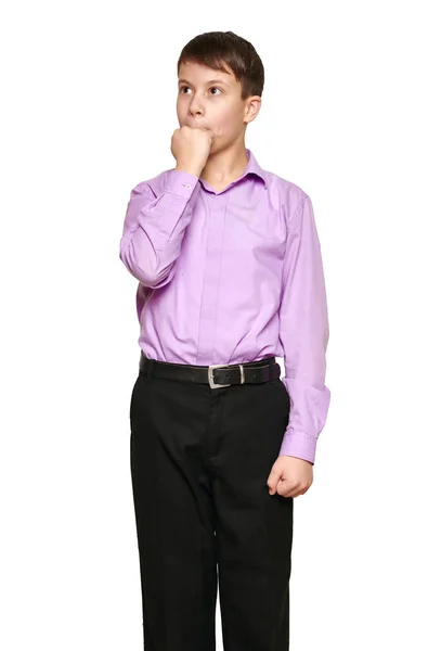 Garçon Posant Sur Fond Blanc Pantalon Noir Chemise Violette — Photo