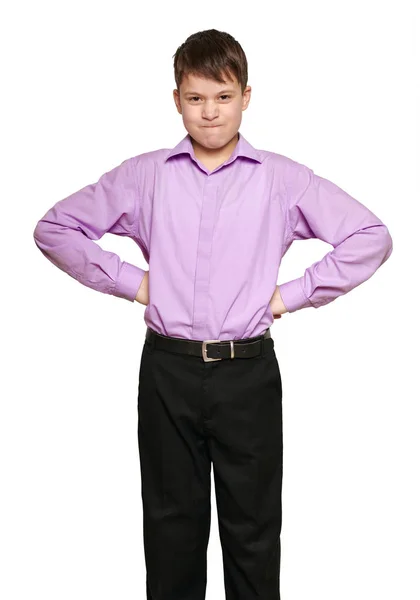 Ragazzo Posa Sfondo Bianco Pantaloni Neri Camicia Viola — Foto Stock