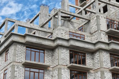 İnşaat, yapı iskeleleri ve beton altında yeni bina