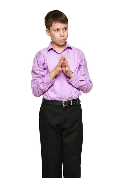 男孩摆在白色背景 黑色长裤和紫色衬衫 — 图库照片