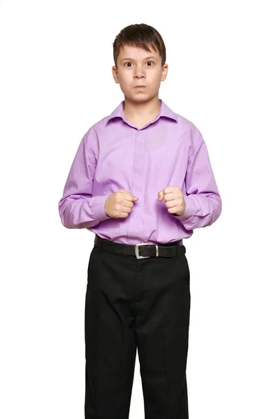 Niño Posando Sobre Fondo Blanco Pantalones Negros Camisa Morada — Foto de Stock