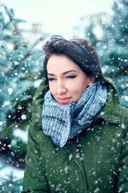 kış orman, yeşil çam ağaçları kar ile güzel kadındır