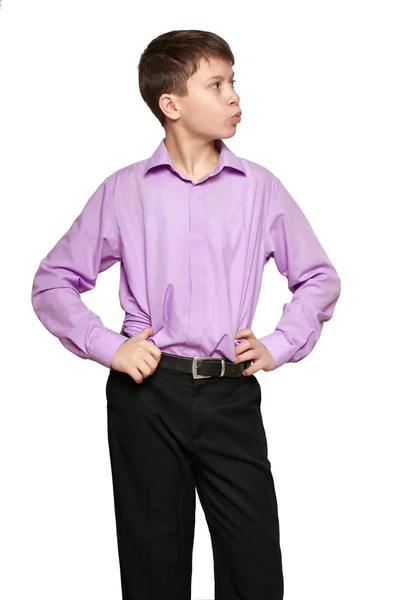 Niño Posando Sobre Fondo Blanco Pantalones Negros Camisa Morada — Foto de Stock