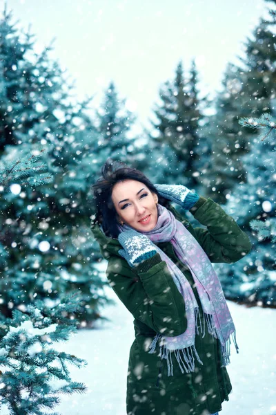 Hermosa Mujer Está Bosque Invierno Abetos Verdes Con Nieve — Foto de Stock