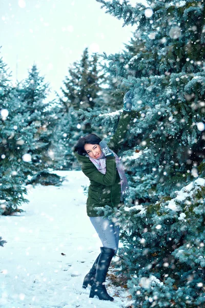 Красива Жінка Зимовому Лісі Зелені Ялинки Снігом — стокове фото