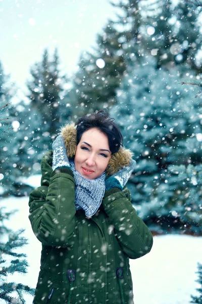 美丽的女人是在冬天的森林里 绿色的冷杉树与雪 — 图库照片