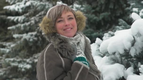 Frau Mit Fellhandschuhen Winterwald Schöne Landschaft Mit Schneebedeckten Tannen — Stockvideo