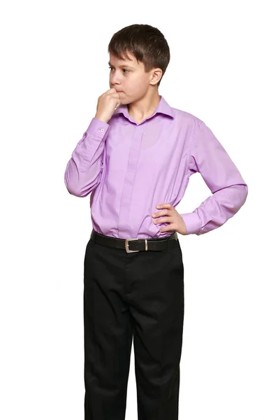 白背景 黒のズボンと紫のシャツでポーズの少年 — ストック写真