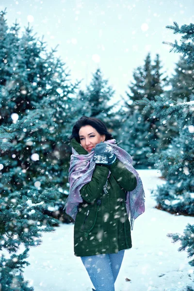 Красивая Женщина Зимнем Лесу Зеленые Ели Снегом — стоковое фото