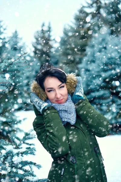 美丽的女人是在冬天的森林里 绿色的冷杉树与雪 — 图库照片