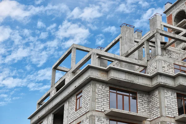 İnşaat, yapı iskeleleri ve beton altında yeni bina